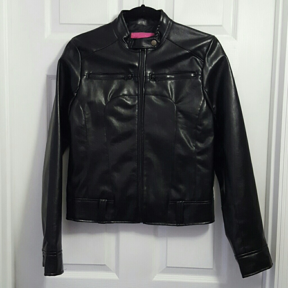 ⬇️ Black faux leather jacket